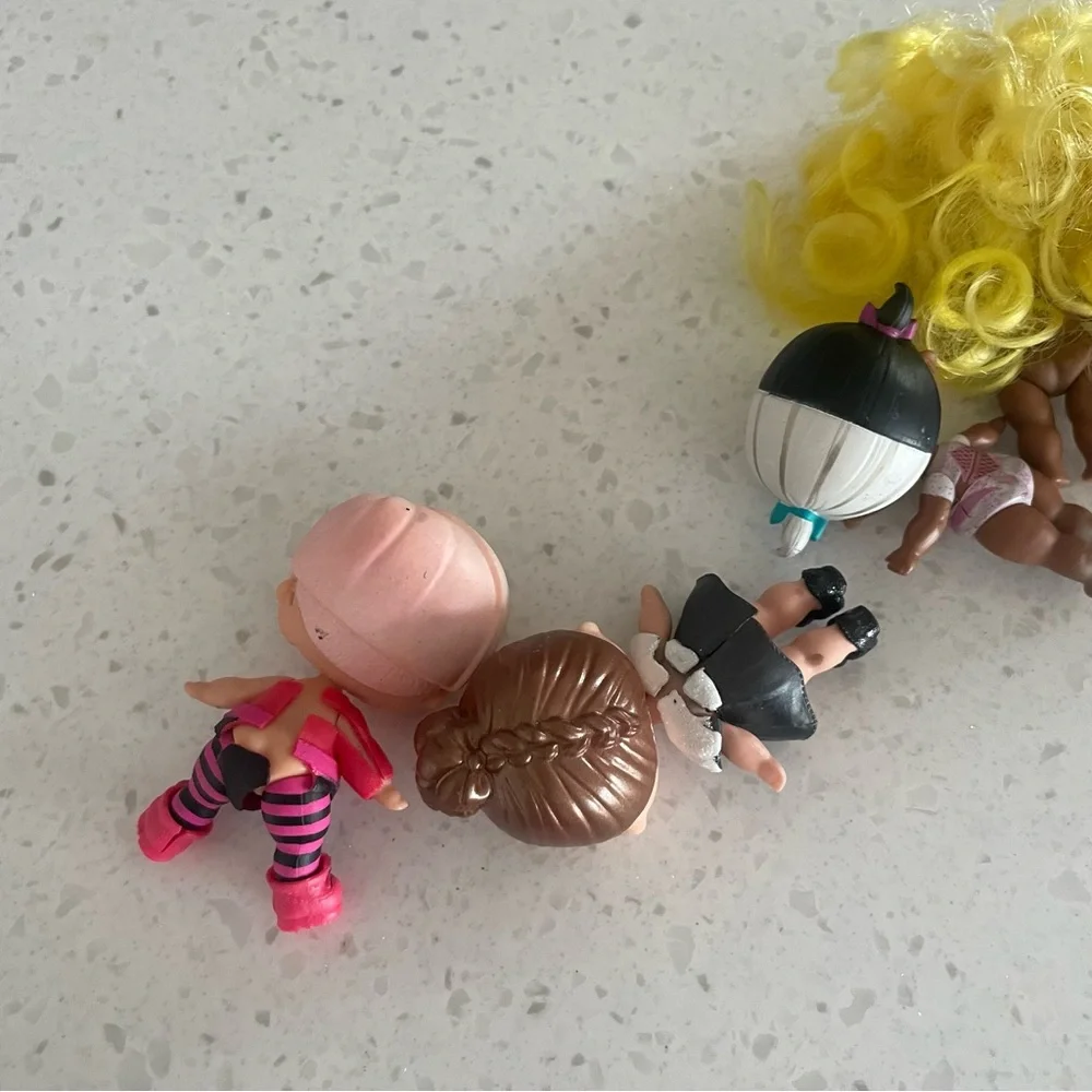 L.O.L. Surprise! Fashionable Doll Set with Yellow and Pink Highlights Set of 7